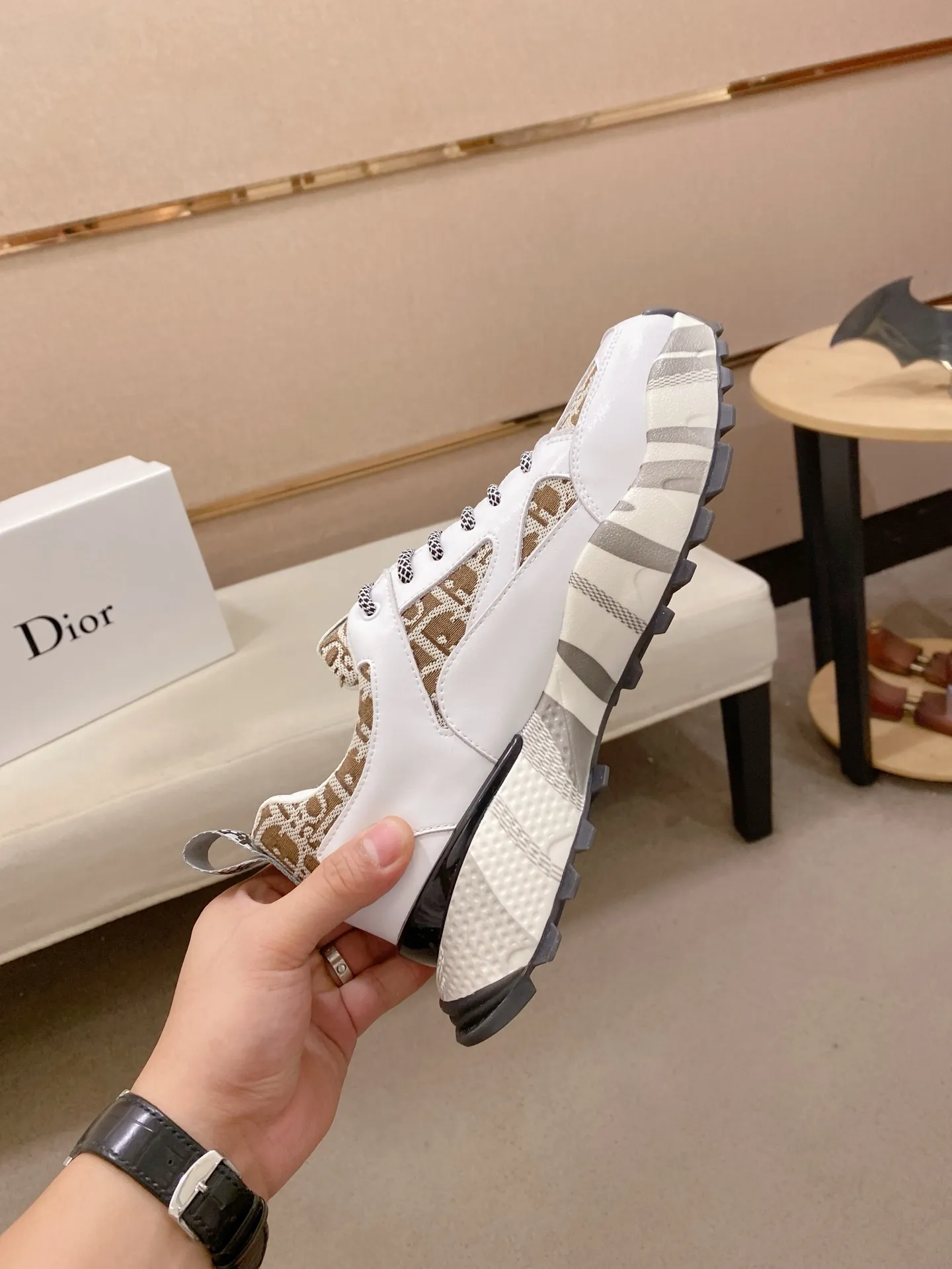 Men's shoes💰 462💰🇮🇹🇮🇹Dior d The new model is on sale at the same time at the counter. The upper 🇮🇹 is imported Italian first-layer cowhide, and the lining is fully imported sheepskin 💪💪. It is a complete 1⃣️ to 1⃣️ replica 🇮🇹💪💪, ⚠ Sole: The original sole is specially provided by the original factory. The exclusive movable molded sole is super comfortable. ⚠Original factory single goods, 🔍🔍high quality, you can enter and leave the counter at will, welcome to compare⚠. Code number:38-44